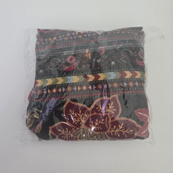 *Floral and Exotic Leaves Beanie - Picture 5 of 6